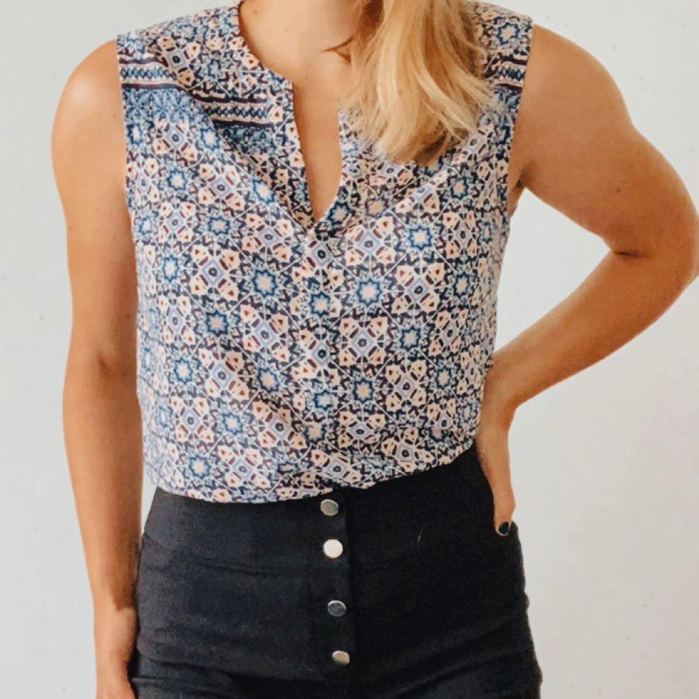 Lucy & Laurel Printed Sleeveless Blouse Blue Pink